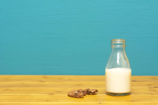 Tiers Une Bouteille Lait Verre Moitié Pleine Lait Crémeux Frais — Photo