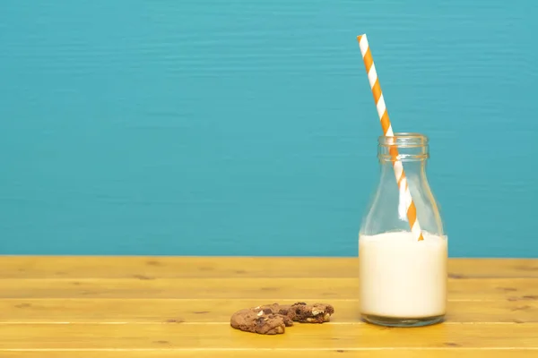 Tiers Bouteille Lait Verre Moitié Pleine Lait Crémeux Frais Avec — Photo