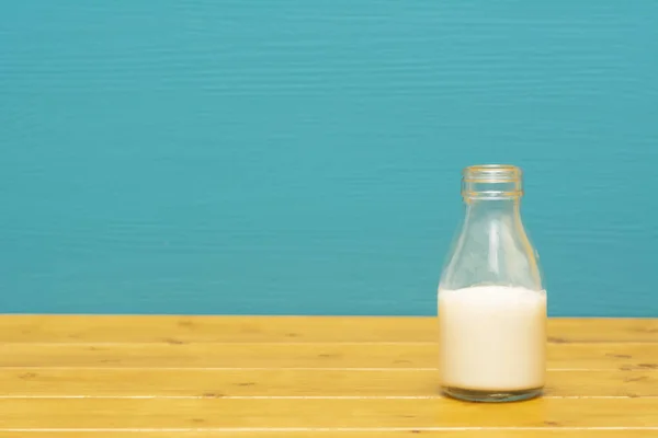 Tiers Bouteille Lait Verre Moitié Pleine Lait Crémeux Frais Sur — Photo