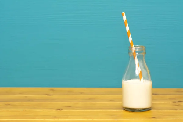 Bouteille Lait Verre Tiers Litre Moitié Pleine Lait Crémeux Frais — Photo