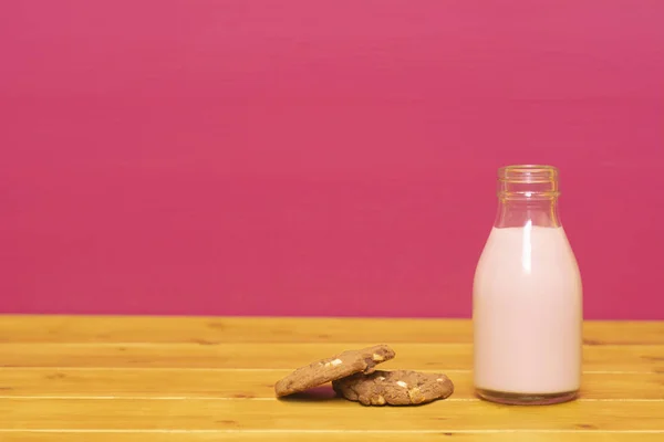 Milkshake Aux Fraises Dans Une Bouteille Lait Verre Tiers Biscuit — Photo