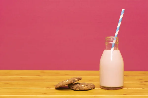 Batido Fresa Con Una Paja Papel Retro Una Botella Leche —  Fotos de Stock