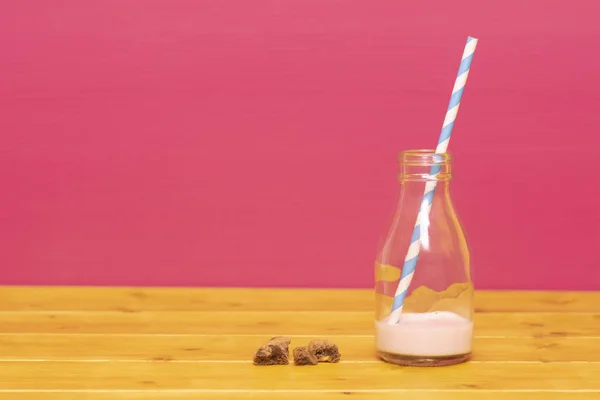 Tiers Bouteille Lait Verre Moitié Pleine Milkshake Fraise Avec Une — Photo