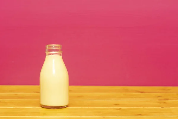 Batido Plátano Una Botella Leche Vidrio Una Tercera Parte Pinta — Foto de Stock