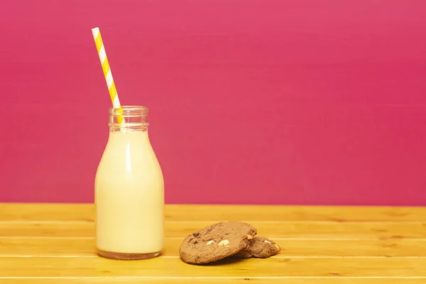 Milkshake Banane Avec Une Paille Papier Rétro Dans Une Bouteille — Photo