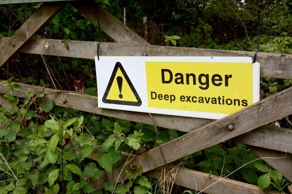 Panneau d'avertissement - Danger Deep Excavations - sur une barrière en bois — Photo