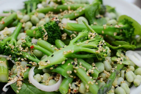 Broccolini, feijão francês e fava em uma salada fresca — Fotografia de Stock
