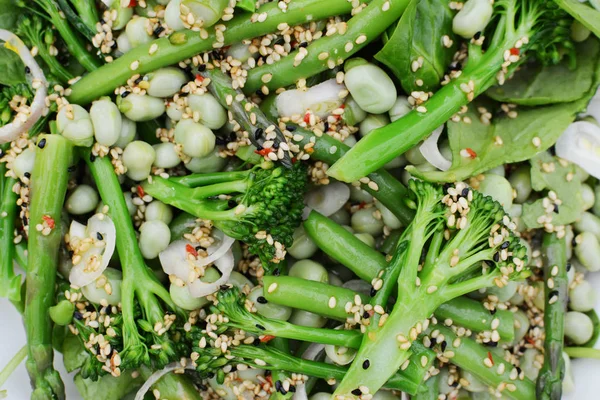 Salada de primavera de broccolini fresco e feijão — Fotografia de Stock