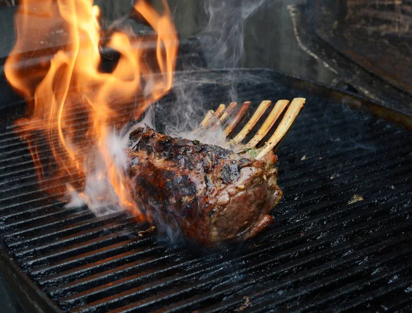 Cremalheira de cordeiro em churrasco com chama e fumaça — Fotografia de Stock