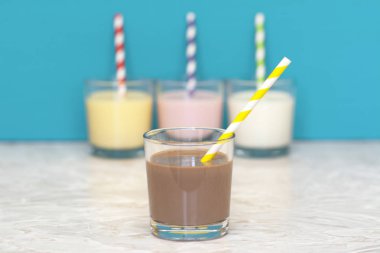 Aromalı milkshake bir satır önünde Çikolatalı milkshake