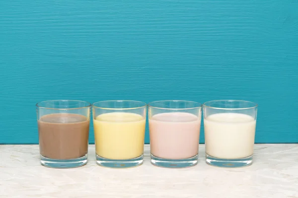 초콜릿, 바나나, 딸기 밀크쉐이크, 우유를 텀블러에 포함 — 스톡 사진