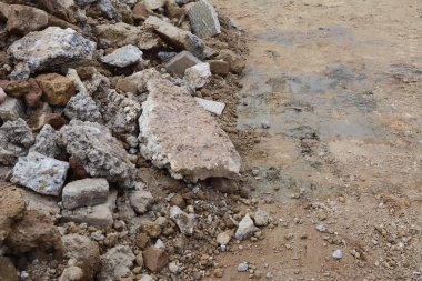 Kazılan zeminin yanında kırık beton ve tuğla parçaları