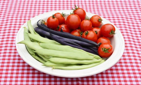 Green yin yang beans, purple French beans and juicy tomatoes — Stock Photo, Image