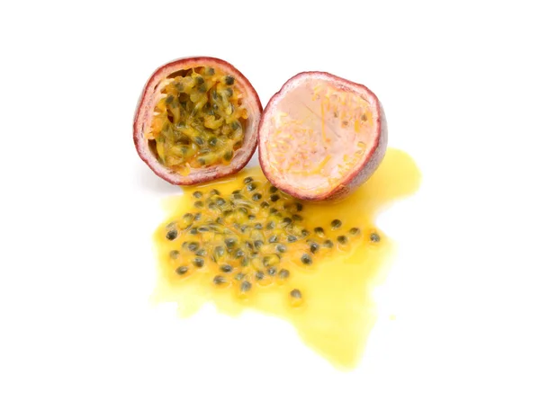 Media fruta de la pasión con pulpa dulce, semillas y jugo derramado — Foto de Stock