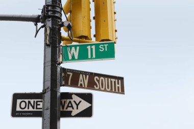 Greenwich Village, New York 'ta 7. cadde ve 11. caddenin köşesindeki sokak tabelası.