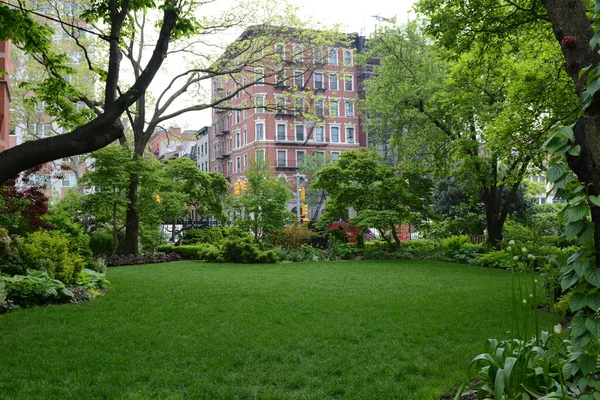그리니치 빌리지의 제퍼슨 가든에 잔디와 스톡 사진