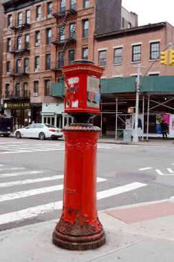 NEW YORK, ABD - 10 Mayıs 2019: 10 Mayıs 2019 'da New York' ta Greenwich Bulvarı ve 10. Batı Caddesi 'nin köşesindeki yangın alarmı. Şehrin etrafındaki yangın alarmı kutuları bir zamanlar itfaiyecileri değiştirmenin başlıca yoluydu.
