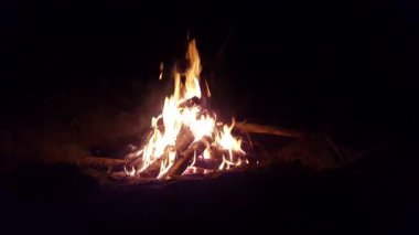 Geceleri yanan kamp ateşi