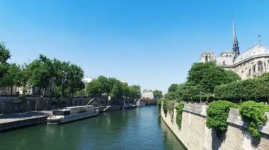 Fransa, Paris - 15 Ağustos 2017: Notre Dame de Paris Katedrali ve Seine Nehri Pan