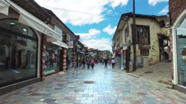 Makedonya, Ohri - yaklaşık, Jun, 2017: ana alışveriş bulvarına Ohri Makedon Unesco tarihi merkezi şehirde yürürken insanlar