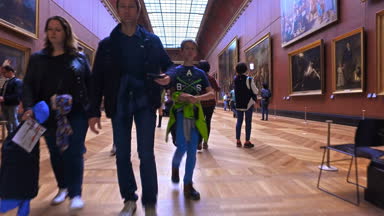 Fransa, Paris - Jun, 2017 yaklaşık: Louvre Müzesi, dünya çapında en büyük ve en çok ziyaret edilen müzelerinden biri de sanat galerisinde gelen turist