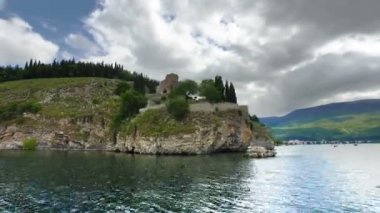 Ohri Gölü ve St Kaneo Kilisesi cliff üzerinde seyir tekneden görünümünün zaman atlamalı 