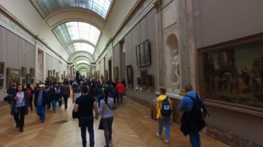 Fransa, Paris - Jun, 2017 yaklaşık: Louvre Müzesi, dünya çapında en büyük ve en çok ziyaret edilen müzelerinden biri de sanat galerisinde gelen turist