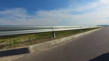 Metal kalkan çit ile kırsal yolda sürüş spor 