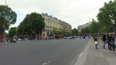 Fransa, Paris - Mayıs, 2017 yaklaşık: sabah trafik şehir turu ile otobüs de la Republique Place ve Marianne bronz heykeli