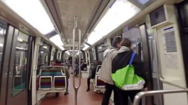 Fransa, Paris - Mayıs, 2017 yaklaşık: turist hızlı hareketli metro tren araba Paris Metro