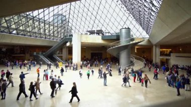 Fransa, Paris - Jun, 2017 yaklaşık: zaman atlamalı Louvre Müzesi Piramit içinde hareket insan