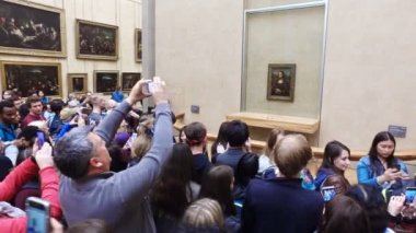 Fransa, Paris - Jun, 2017 yaklaşık: Louvre Müzesi, dünya çapında en büyük ve en çok ziyaret edilen müzelerinden biri de sanat galerisinde gelen turist