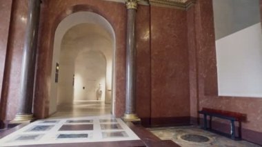 Paris, Fransa - Jun, 2017 yaklaşık: heykel ve heykel Paris'teki Louvre Müzesi'nde