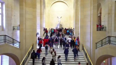 Fransa, Paris - Jun, 2017 yaklaşık: ağır çekim turist Paris Louvre Müzesi Sanat Galerisi merdivenlerde