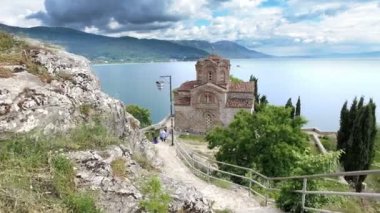 Makedonya, Ohri - Haziran, 2017 yaklaşık: kilise Saint John Kaneo ve arka plan Gölü etrafında bizimkiler yaşar