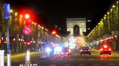 Gece trafik ışıklarında Champs-Elysees caddesi Champs Elysées Arc de Triumph doğru