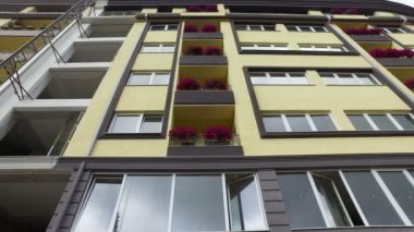 Çiçekler üzerinde bina balkon, sinema çekim 