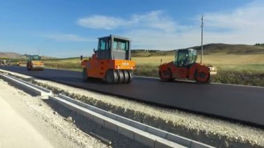 Skopje, Makedonya - 31 Temmuz 2017: Asfalt yol silindirleri düzleştirir