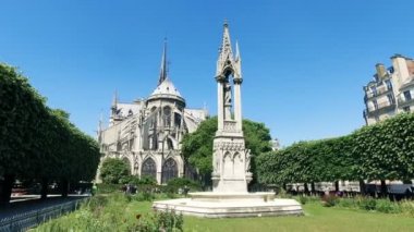 Paris, Fransa - 15 Ağustos, 2017: Çeşme Vierge ve Notre-Dame Katedrali Paris Fransa başkentinde bulunan