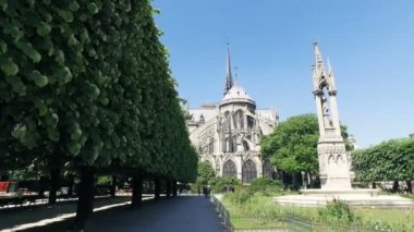 Paris, Fransa - 15 Ağustos, 2017: fontain Virgin ve Notre-Dame de Paris Paris, Fransa'da bir ortaçağ Katolik Katedrali