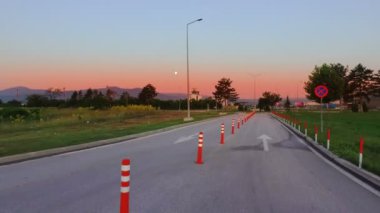 Yol inşaat iş sinyalizasyon birçok trafik koni işaretleri ile