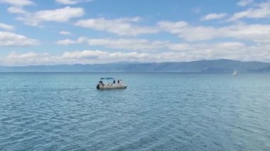 Ohrid, Makedonya - Jun, 2017 yaklaşık: ağır çekim turist Ohri Gölü üzerinde mavi gökyüzü arka plan üzerinde tekne  