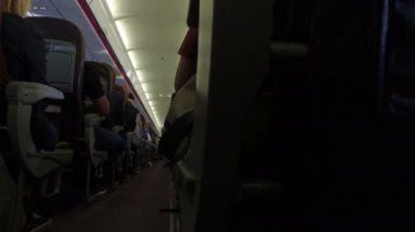 Paris, Fransa - Mayıs, 2017 yaklaşık: uçuş sırasında uçakta koltuk arası geçiş görünümüne