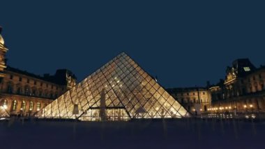 Fransa, Paris - 08 Ağustos 2017: Cam Piramit akşam Paris'te Louvre Müzesi avlu