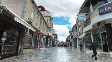 Makedonya, Ohri - yaklaşık, Jun, 2017: ana alışveriş bulvarına Ohri Makedon Unesco tarihi merkezi şehirde yürürken insanlar