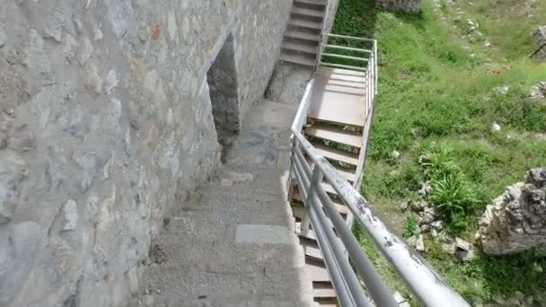 走下波夫的楼梯从著名的老堡垒废墟的沙皇塞缪尔在奥赫里德知道作为萨默尔堡垒与奥赫里德湖的背景 奥赫里德 马其顿 — 图库视频影像