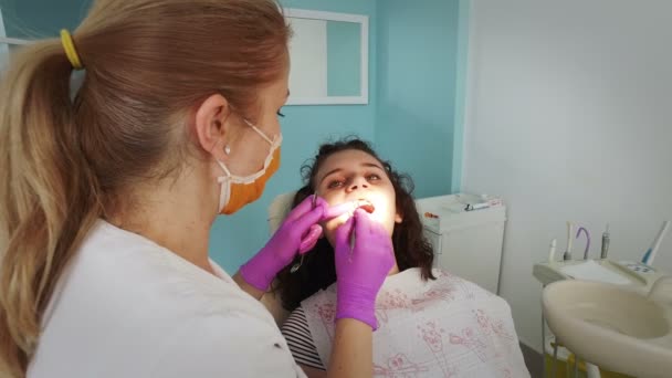 Dentista Haciendo Limpieza Dental Profesional Mujer Joven Paciente Consultorio Dental — Vídeos de Stock