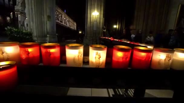 2017年6月 在巴黎圣母院燃烧蜡烛的慢动作 — 图库视频影像