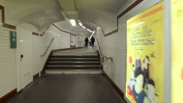 Paris Frankrike Circa Maj 2017 Människor Som Vandrar Metro Tunnel — Stockvideo