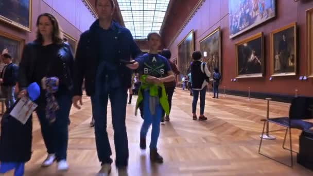 France Paris Circa Jun 2017 Tourists Visiting Art Gallery Louvre — Stock Video